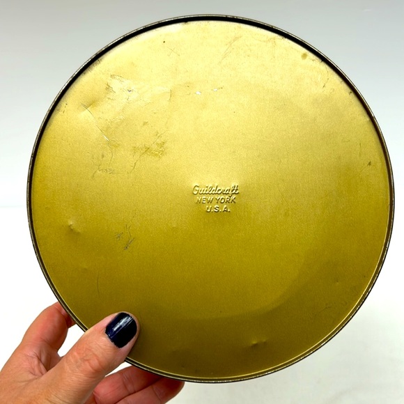 Vintage lidded tin marked  “Guildcraft” NewYork USA - Picture 8 of 11